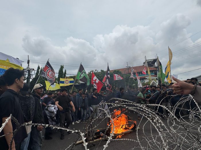 Ricuh! Demo Mahasiswa Tolak Efisiensi Anggaran Pendidikan dan Program MBG di Jatim