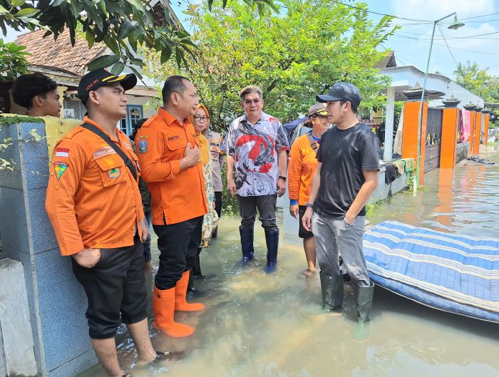 Anggota DPRD Jatim dari Dapil Sidoarjo Adam Rusydi dan Benjamin Kristianto meninjau penanganan banjir di Sidoarjo, Kamis (27/2/2025). ist