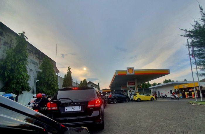 Antrean panjang pengguna kendaraan terjadi di SPBU Shell Jl Diponegoro, Kabupaten Sidoarjo, Sabtu (1/3/2025). Alkalifi Abiyu