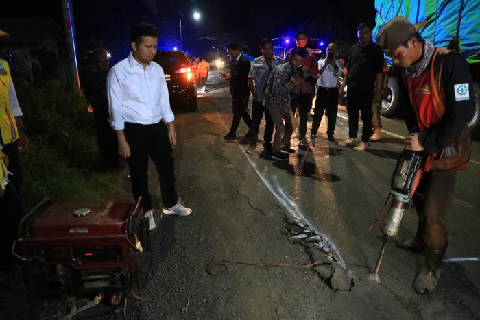 Wagub Emil Dardak Cek Jalan Berlubang dan Dam Jebol di Situbondo, Pastikan Jalan Ditambal Sebelum H-10 Lebaran