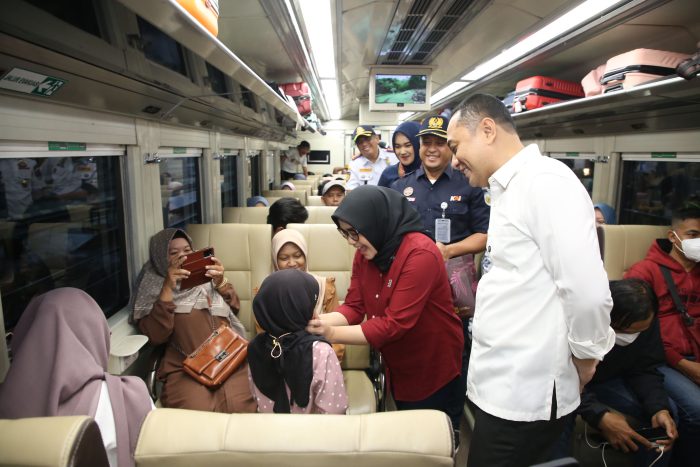 Wali Kota Surabaya Eri Cahyadi Pantau Puncak Arus Mudik Transportasi Kereta Api di Stasiun Gubeng