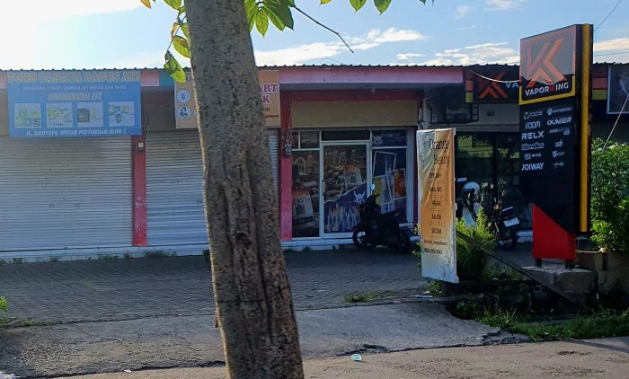 Pasar modern Lasa Sidotopo yang terletak di Jl Sidotopo Wetan tampak toko menjual berbagai minuman beralkohol, Senin (7/4/2025).