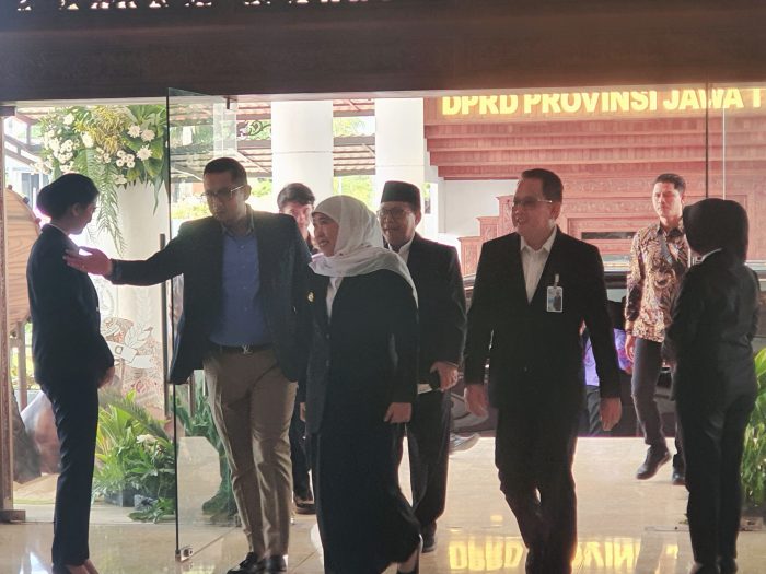 Gubernur Khofifah hadir di tengah rapat paripurna DPRD Jatim sedang berlangsung, Rabu (9/4/2025).