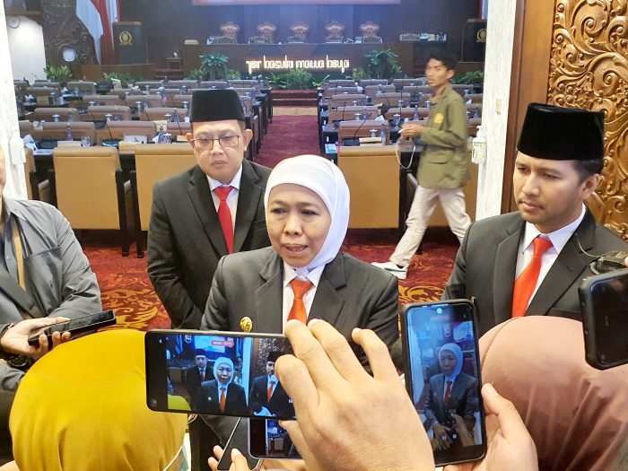 Khofifah Lawan Pendapat DPRD Jatim soal Penerbitan Ulang Ijazah: Bukan Bimsalabim, Loh Yo!