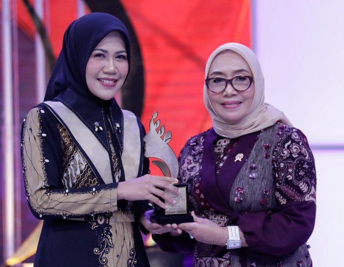 Ning Ghyta Eka Puspita Fawait (kiri) saat menerima penghargaan Anugerah Puspa Bangsa yang diserahkan langsung oleh Menteri Pemberdayaan Perempuan dan Perlindungan Anak, Arifatul Choiri Fauzi, di Gedung Kompas Gramedia, Jakarta, Selasa (15/4/2025) malam.