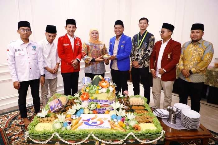 Khofifah Indar Parawansa menggelar syukuran sederhana dengan mengundang Pimpinan Cipayung Plus serta Kader PMII se-Jatim di kediaman Jemursari Surabaya, Kamis (18/4) malam.