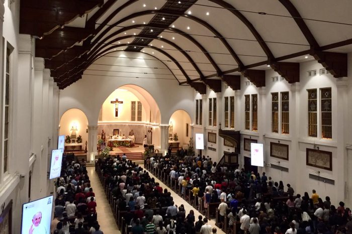Gereja Katedral Surabaya Gelar Misa Requiem untuk Paus Fransiskus, Dihadiri Tokoh Lintas Agama