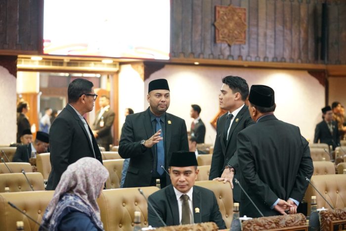 Ketua Komisi D DPRD Jatim, Abdul Halim (tengah) saat berdiskusi dengan anggota DPRD Jatim lainnya.