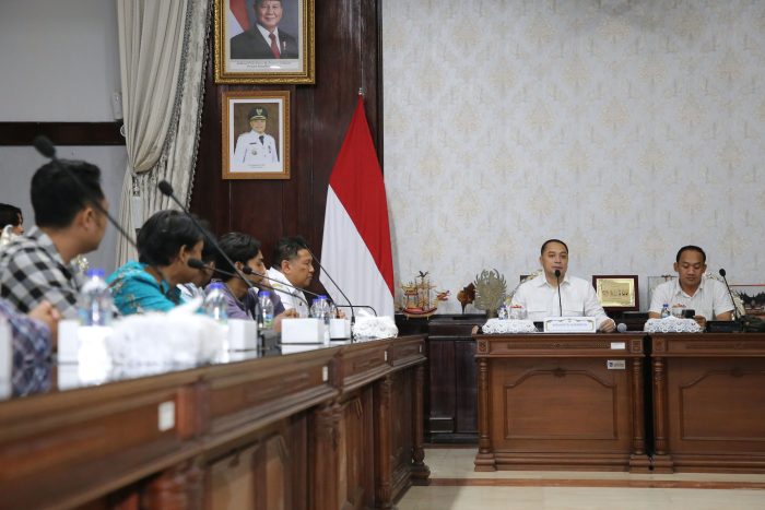 Wali Kota Surabaya Eri Cahyadi Dampingi Puluhan Pekerja Laporkan Penahanan Ijazah