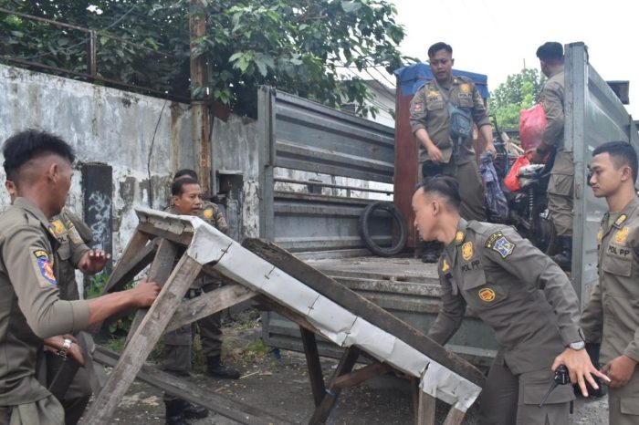 Satpol PP Surabaya Tertibkan PKL dan Bangunan Liar di Jalan Pegirian dan Indrapura