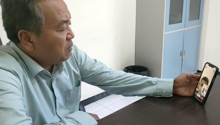 Budiono, bapak angkat Fadly Alberto Hengga memberikan suntikan semangat melalui video call, Selasa (8/4/2025).
