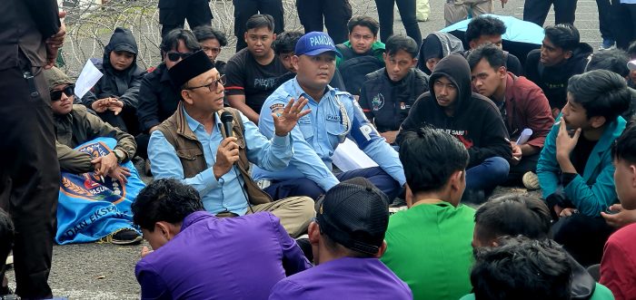 Puluhan mahasiswa melakukan aksi demontrasi di depan Gedung DPRD Jatim, Selasa (6/5/2025). Alkalifi Abiyu