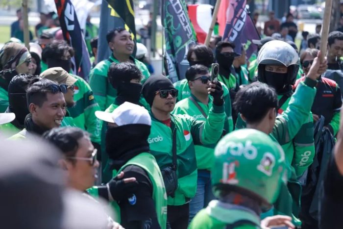 Aksi para driver ojek online di depan kantor Pemkab Jember. Foto Pemkab Jember