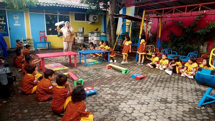 Anak-anak KB-TK Mojo Indah saat beraktivitas di ruang terbuka hijau (RTH) lingkungan sekolahnya di Jl Mojo Kidul 60A, Kelurahan Mojo, Kecamatan Gubeng, Surabaya. Ist