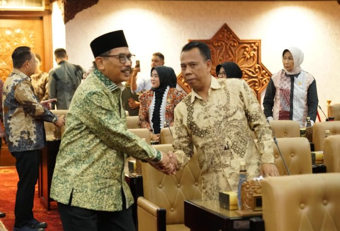 Sumarjono (kanan), anggota Komisi A DPRD Jatim