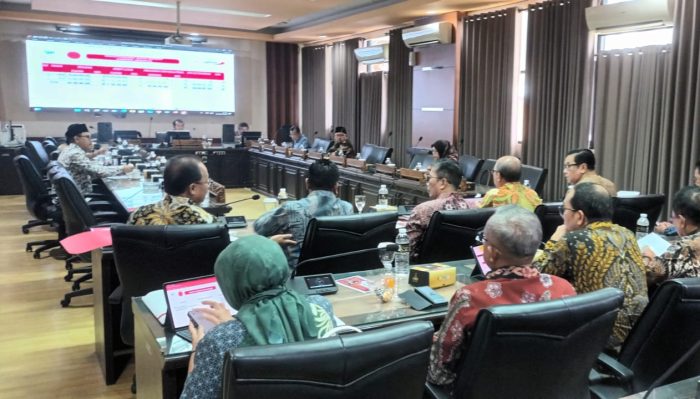 Komisi C DPRD Jatim menggelar rapat kerja dan telaah terhadap proses pembentukan Panitia Seleksi dalam rangka pengisian jabatan Direksi Bank Jatim, Jumat (16/5/2025).
