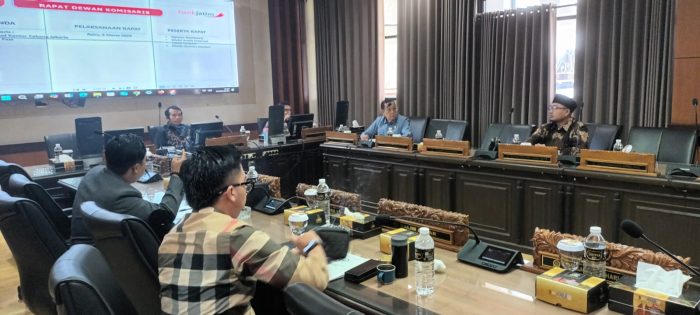 Komisi C DPRD Jatim menggelar rapat kerja dan telaah terhadap proses pembentukan Panitia Seleksi dalam rangka pengisian jabatan Direksi Bank Jatim, Jumat (16/5/2025).