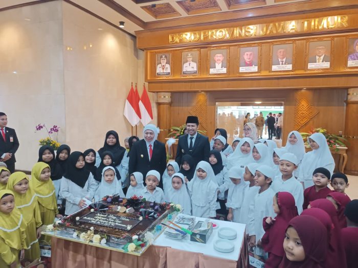 Sejumlah anak yatim merayakan ulang tahun Gubernur Khofifah Ke-60 Tahun di DPRD Jatim, Senin (19/5/2025).