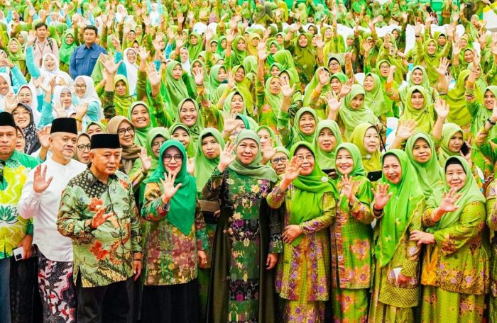 Gubernur Khofifah hadiri peringatan Harlah ke-79 Muslimat NU, Halal Bihalal bersama YPM NU, serta pelantikan PAC Muslimat NU se-Kabupaten Malang di Gedung Bundar Al Asy’ari Universitas Islam Malang (Unisma) bergemuruh pada Sabtu (17/5).