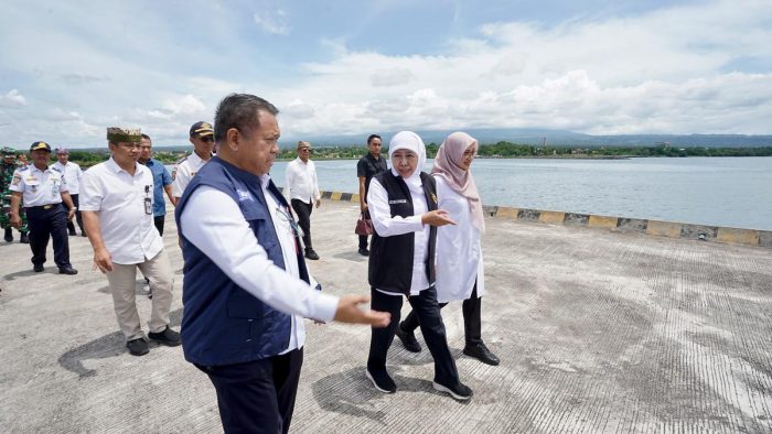 Gubernur Jatim Khofifah Indar Parawansa mengecek kesiapan Pelabuhan Boom Banyuwangi jelang operasional kapal cepat Banyuwangi-Bali. (Foto: Istimewa)