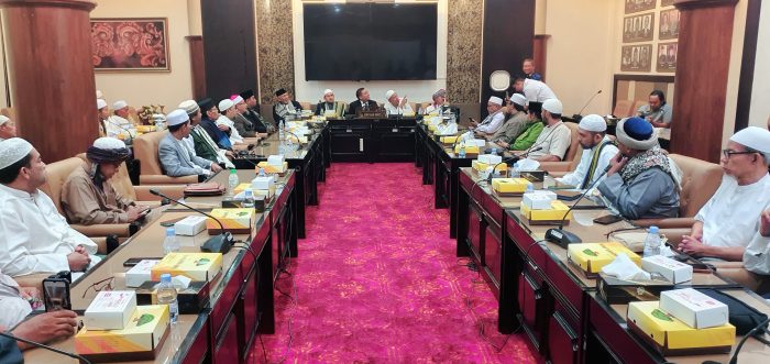 Puluhan Habaib-Ulama dan Tokoh Jawa Timur datangi kantor DPRD Jatim tolak vaksinasi TBC, Senin (2/6/2025).