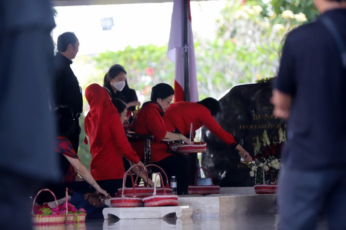 Ketua Umum PDI Perjuangan, Prof. Dr. (H.C.) Hj Megawati Soekarnoputri melakukan ziarah ke makam Bung Karno di Kota Blitar.