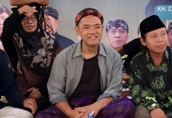 KH. Zainul Ibad As'ad atau yang akrab disapa Gus Ulib (tengah).