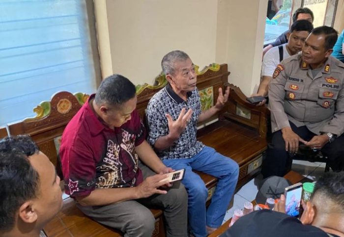 Eks Ketua DPRD Jatim Kusnadi, di Mapolsek Balongbendo, Kab. Sidoarjo, Jatim. (Dok: Polsek Balongbendo)