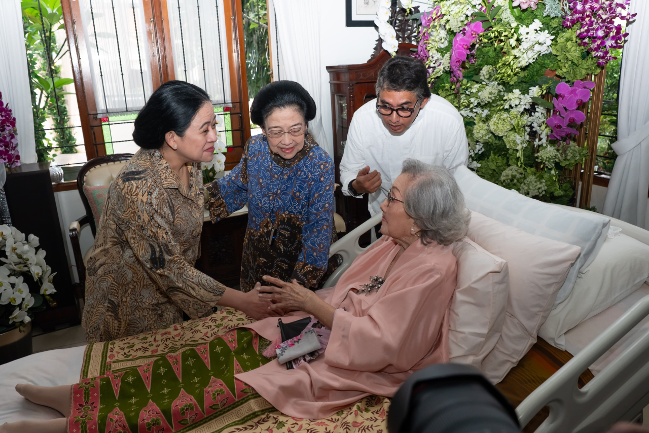 Puan Maharani dan Megawati hadiri acara syukuran Hari Ulang Tahun (HUT) ke-100 Meriyati Roeslani, istri dari Kapolri legendaris, Jenderal (Purn) Hoegeng Iman Santoso kawasan Margonda, Depok, Jawa Barat, Senin (23/6/2025). Ist