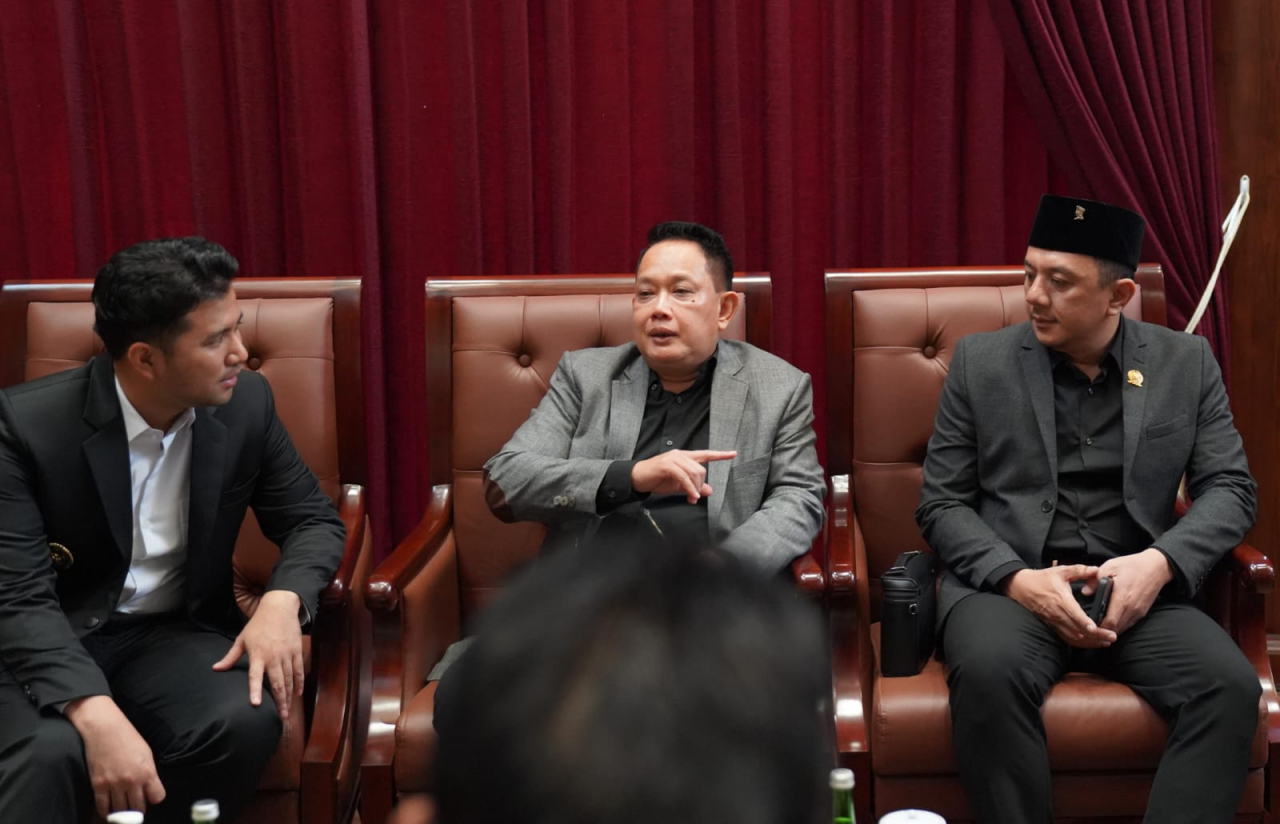 Sekdaprov Jatim Adhy Karyono (tengah)