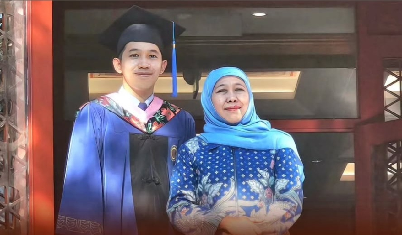 Gubernur Jatim Khofifah Indar Parawansa menghadiri wisuda putra keduanya Jalaluddin Mannagalli di Peking University berlokasi dikota Beijing, Tiongkok, Minggu (22/6/2025). Instagram @Khofifah.ip