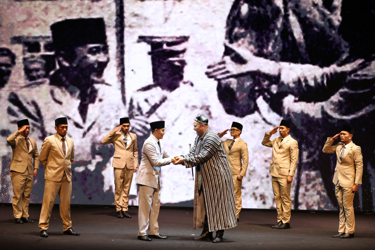 Pertunjukan tablo teater dan musik tentang perjalanan Presiden Pertama Republik Indonesia (RI) Soekarno saat mengunjungi Uni Soviet di tahun 1956/Pemkot Surabaya.