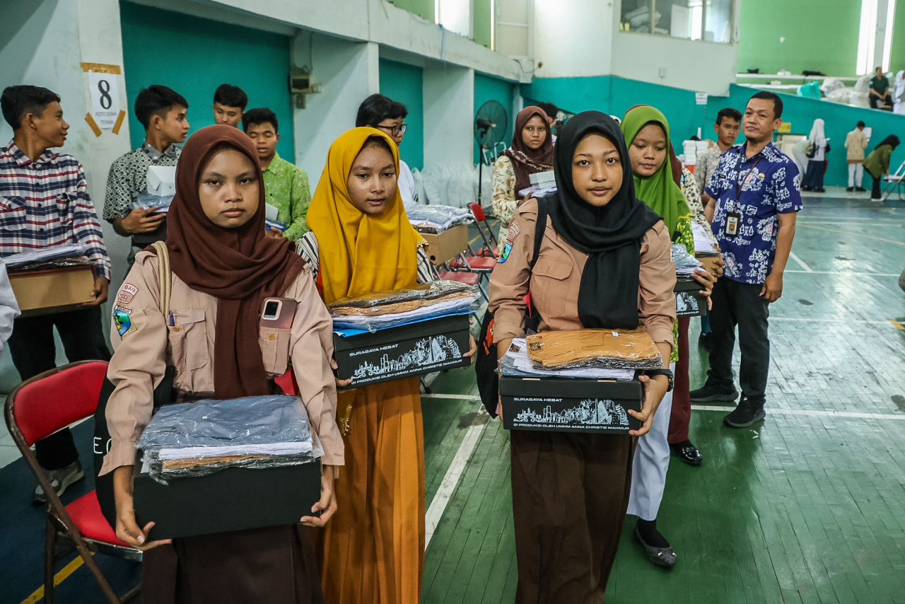 Pemkot Surabaya membagikan perlengkapan sekolah gratis kepada 6.144 siswa jenjang SMA/SMK dan MA sederajat penerima program Beasiswa Pemuda Tangguh (FOTO: PEMKOT SURABAYA).