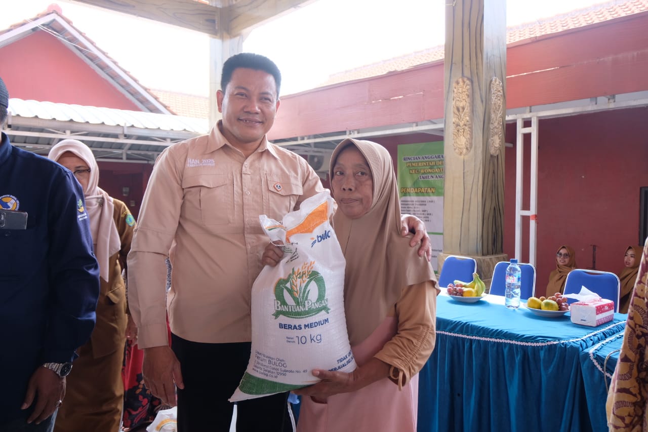 Bupati Sidoarjo Subandi memantau distribusi bantuan pangan di Kecamatan Wonoayu (Foto: Kominfo Sidoarjo)