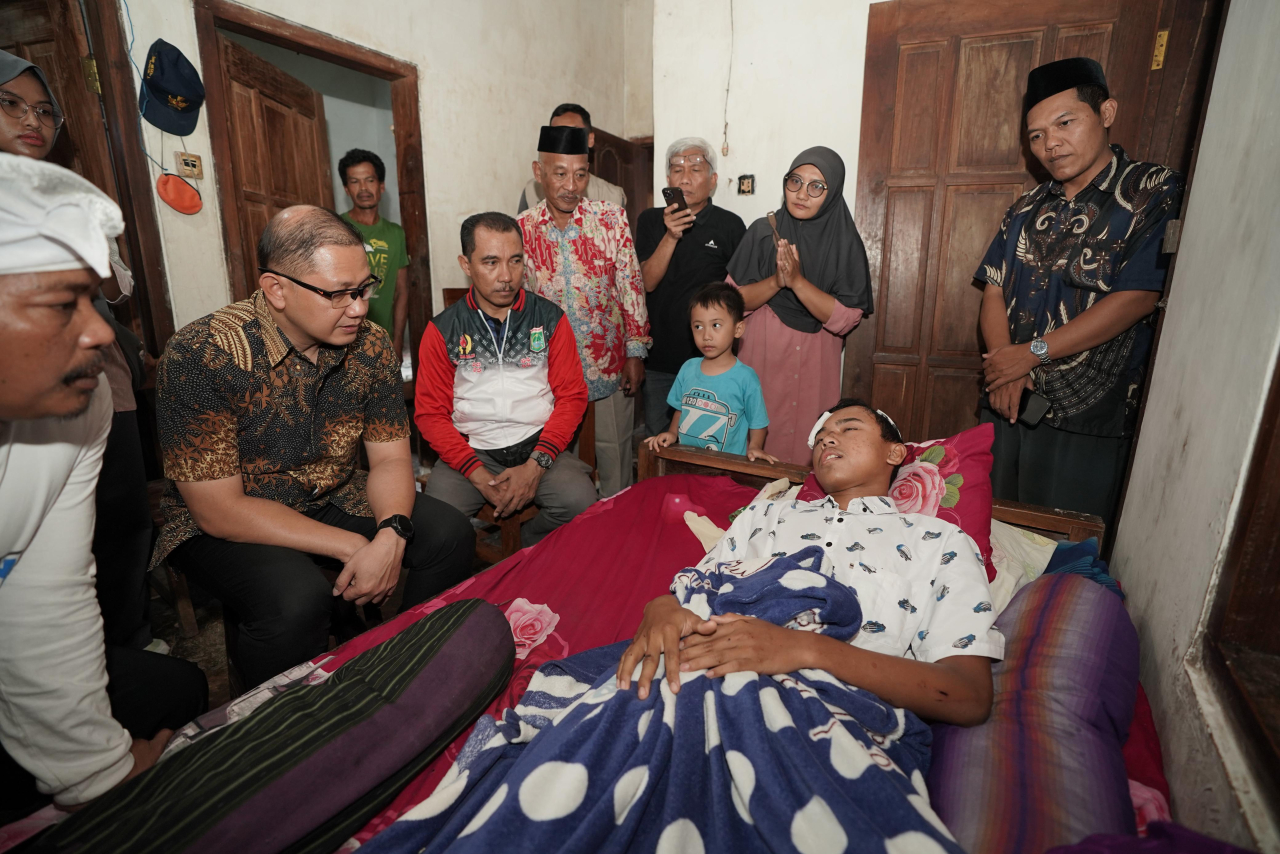 Kepala Dindik Jatim Aries Agung Paewai saat mengunjungi korban terseret ombak saat mancing di Pantai Watulepek, Malang. (Foto: Dindik Jatim)