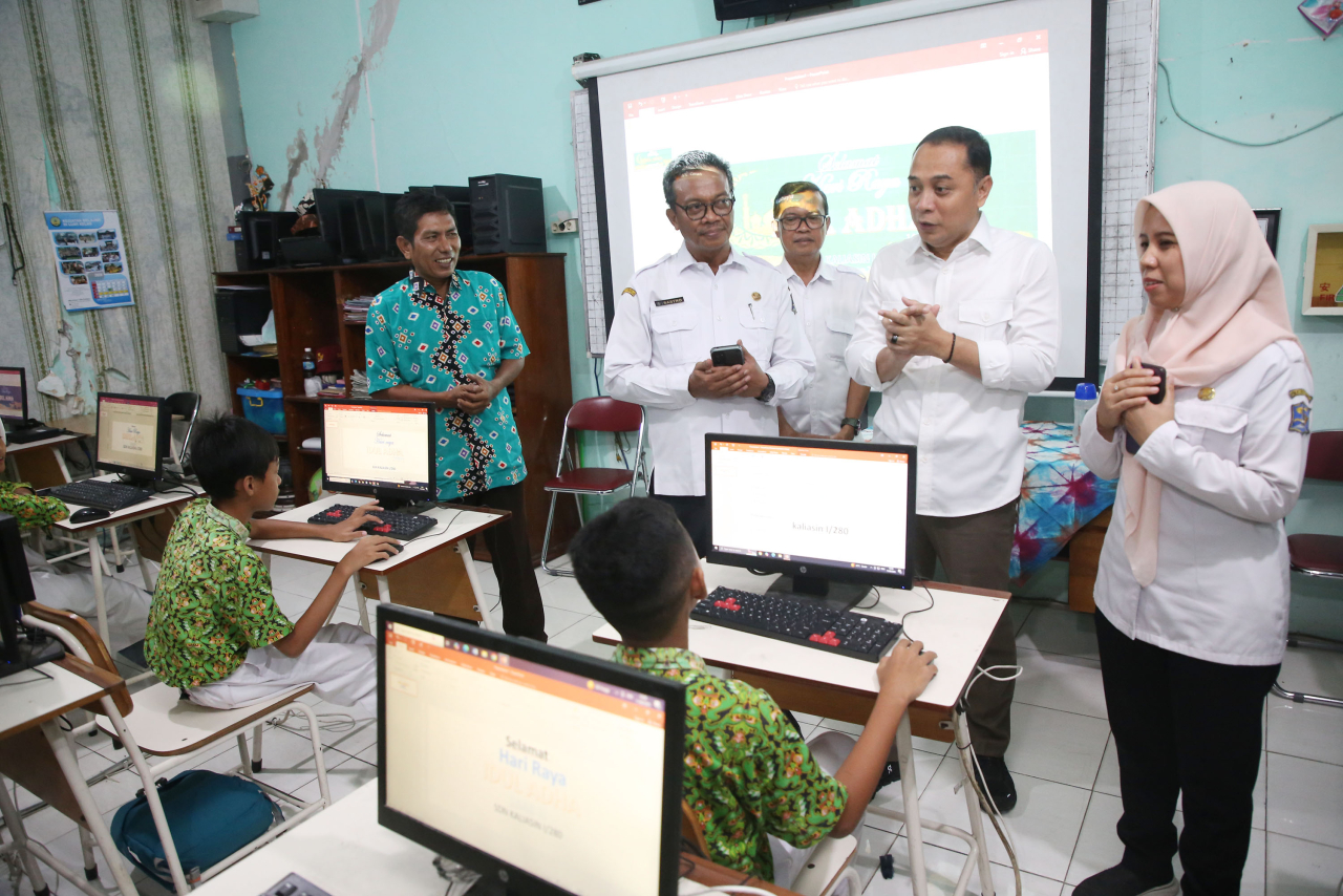 Wali Kota Surabaya Eri Cahyadi saat meninjau sekolah. Eri Cahyadi menekankan MPLS 2025/26 ramah anak/ Foto: dokumentasi Pemkot Surabaya