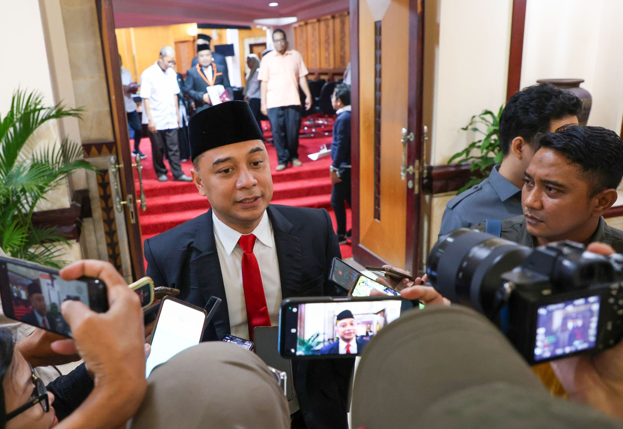 Wali Kota Surabaya Eri Cahyadi diwawancarai wartawan perihal jam malam anak/Pemkot Surabaya