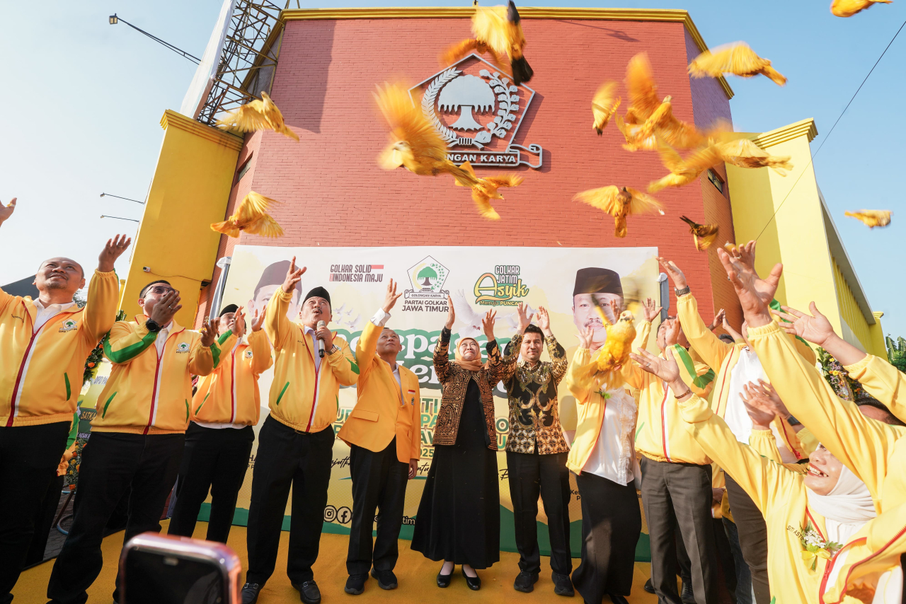 Sebanyak 27 burung merpati dilepaskan ke langit Surabaya sebagai simbol cita-cita partai untuk meraih 27 kursi di DPRD Provinsi Jawa Timur. (Foto: Jairi Irawan, Wakabid Komunikasi Media DPD Golkar Jatim)