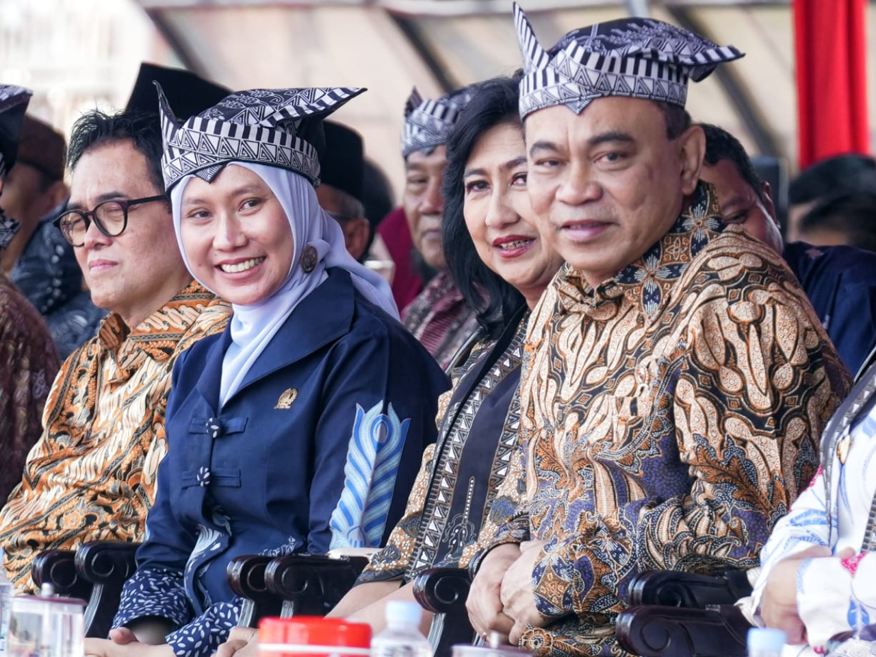 Sri Wahyuni (kiri), Wakil Ketua DPRD Jatim dampingi Menteri Koperasi Budi Arie Setiadi. (Foto: Sri Wahyuni for Lingkaran.net)
