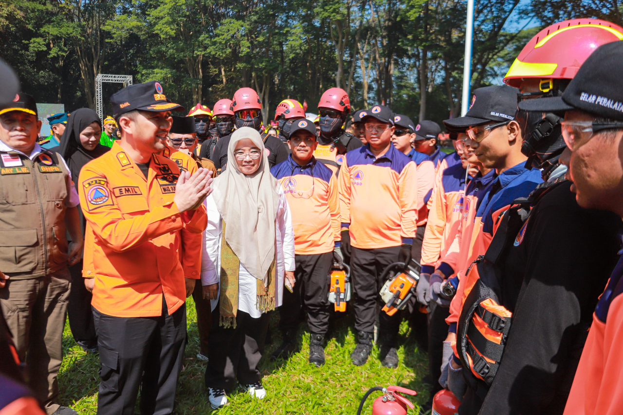 Hikmah Bafaqih, Wakil Ketua Komisi E DPRD Jatim saat menghadiri Apel Kesiapsiagaan Kebakaran Hutan dan Lahan (Karhutla) di Kebun Raya Purwodadi, Kabupaten Pasuruan, Senin (21/7/2025). (Foto: Humas Pemprov Jatim)