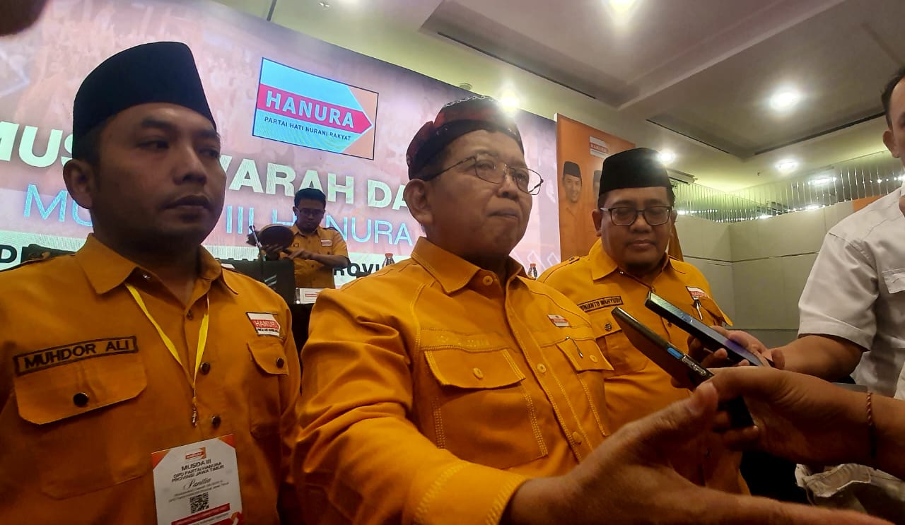 Wakil Ketua Umum DPP Hanura, Akhmad Muqowam didampingi Ketua Hanura Jatim Yunianto Wahyudi alias Masteng di Musda III Hanura Jatim, Selasa (1/7/2025).