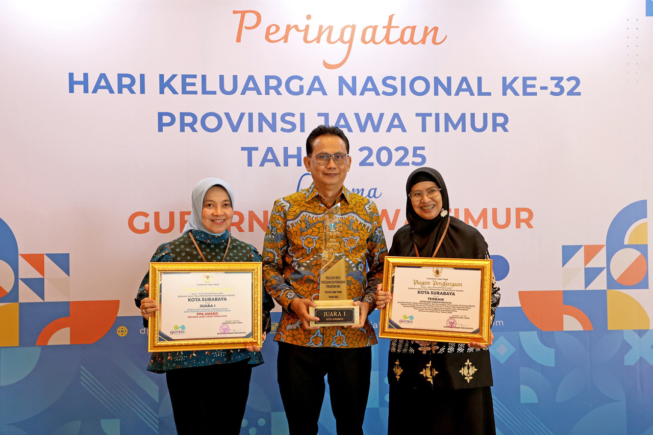 Surabaya meraih dua penghargaan dalam Peringatan Hari Keluarga Nasional (Harganas) ke-32 Provinsi Jawa Timur Tahun 2025.