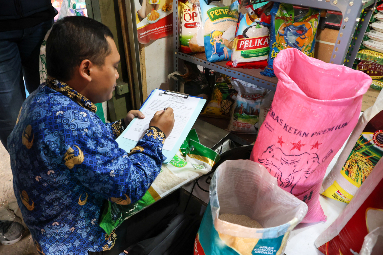 Pemkot Surabaya sidak beras di pasar untuk memastikan tidak ada beras oplosan (Foto: Pemkot Surabaya)