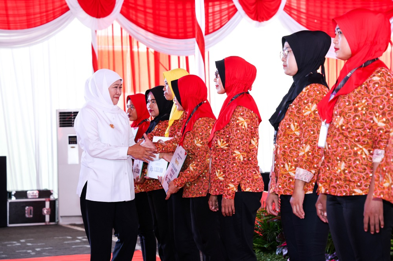 Gubernur Jawa Timur Khofifah Indar Parawansa di PT HM Sampoerna Rungkut 2. (Foto: Akbar)