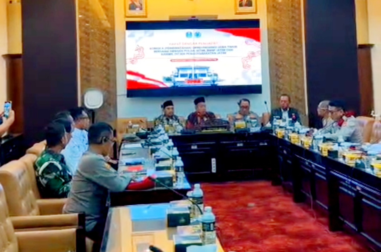 Suasana rapat dengar pendapat Komisi A DPRD Jawa Timur bersama BNNP, Polda danKanwil Direktorat Jenderal Pemasyarakatan (Ditjenpas) Jatim, Senin (21/7/2025). (Foto: Agus Cahyono for Lingkaran.net)