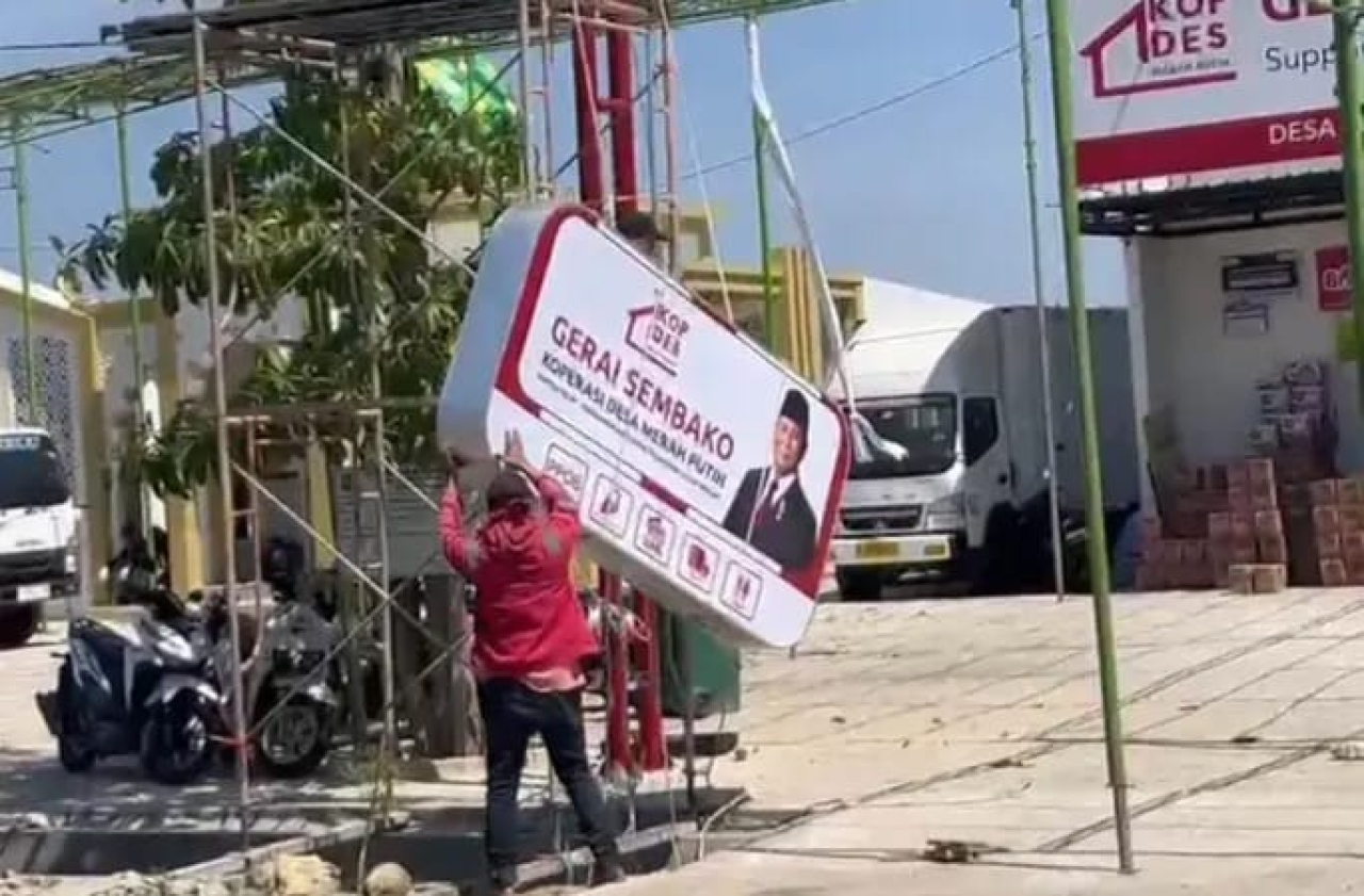 Papan Koperasi Merah Putih bergambar Presiden Prabowo di Tuban diturunkan