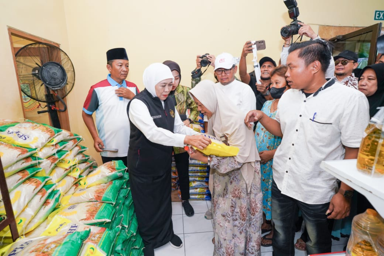 Gubernur Jatim Khofifah Indar Parawansa mengunjungi Koperasi Merah Putih di Kelurahan Miji, Kec. Prajuritkulon, Kota Mojokerto, Minggu (20/7). (Foto: Humas Pemprov Jatim) 
