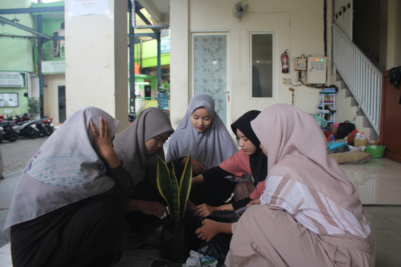 Para santri menanam lidah mertua dalam pot. 9Foto: istimewa)