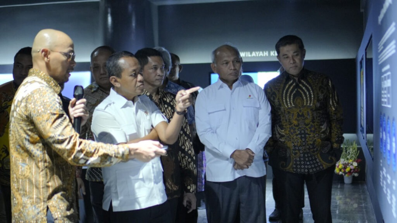 Menteri ESDM Bahlil Lahadalia bersama Rektor ITS Prof Ir Bambang Pramujati ST MScEng PhD saat mengunjungi konten edukatif Migas Corner ITS yang dikonsep dalam metaverse. (Foto: Humas ITS)
