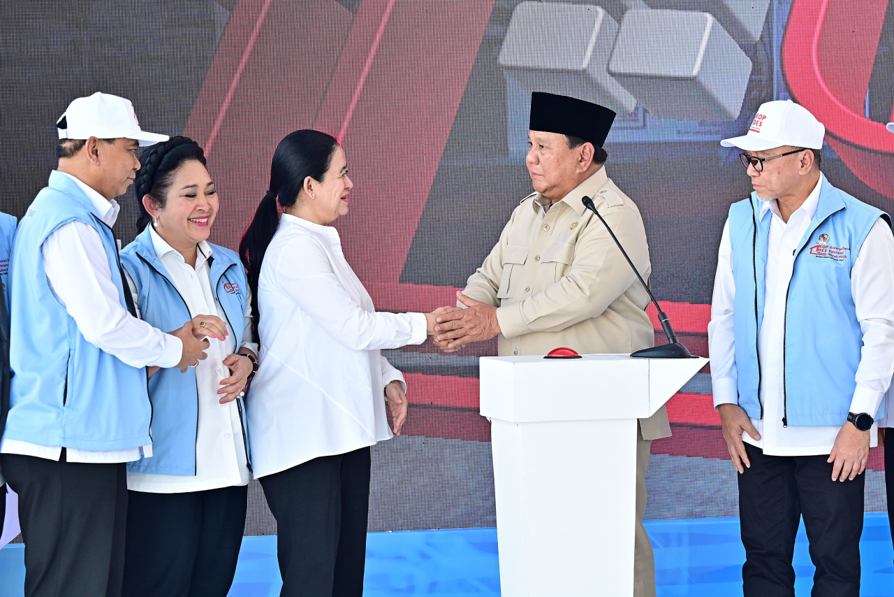 Presiden Prabowo saat menjabat tangan Puan Maharani di peluncuran 80 ribu Koperasi Merah Putih di Klaten, Jawa Tengah. (Foto: Tim Puan Maharani for Lingkaran.net)